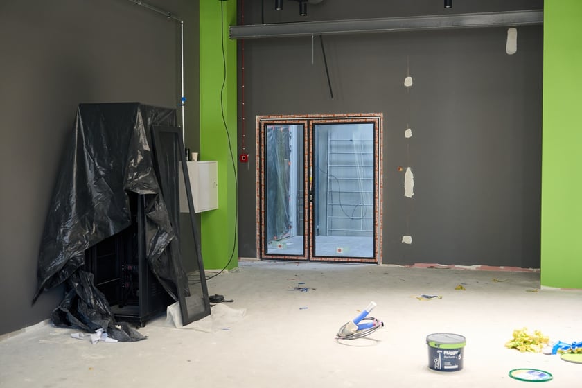 Luty 2025 r. Nowe lokale usługowe, hala sportowa, większy parking i instalacja fotowoltaiczna – Centrum Handlowe Astra na Gądowie właśnie kończy kilkuletni remont.