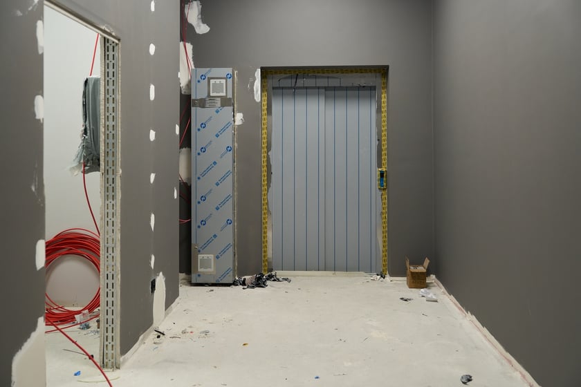 Luty 2025 r. Nowe lokale usługowe, hala sportowa, większy parking i instalacja fotowoltaiczna – Centrum Handlowe Astra na Gądowie właśnie kończy kilkuletni remont.