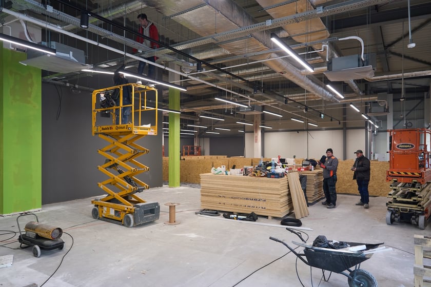 Luty 2025 r. Nowe lokale usługowe, hala sportowa, większy parking i instalacja fotowoltaiczna – Centrum Handlowe Astra na Gądowie właśnie kończy kilkuletni remont.