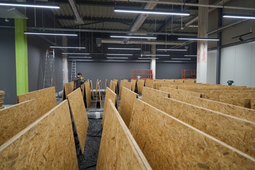 Luty 2025 r. Nowe lokale usługowe, hala sportowa, większy parking i instalacja fotowoltaiczna – Centrum Handlowe Astra na Gądowie właśnie kończy kilkuletni remont.