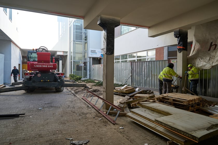 Luty 2025 r. Nowe lokale usługowe, hala sportowa, większy parking i instalacja fotowoltaiczna – Centrum Handlowe Astra na Gądowie właśnie kończy kilkuletni remont.