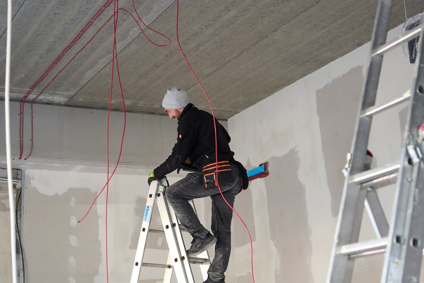 Luty 2025 r. Nowe lokale usługowe, hala sportowa, większy parking i instalacja fotowoltaiczna – Centrum Handlowe Astra na Gądowie właśnie kończy kilkuletni remont.