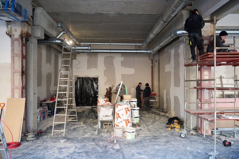 Luty 2025 r. Nowe lokale usługowe, hala sportowa, większy parking i instalacja fotowoltaiczna – Centrum Handlowe Astra na Gądowie właśnie kończy kilkuletni remont.