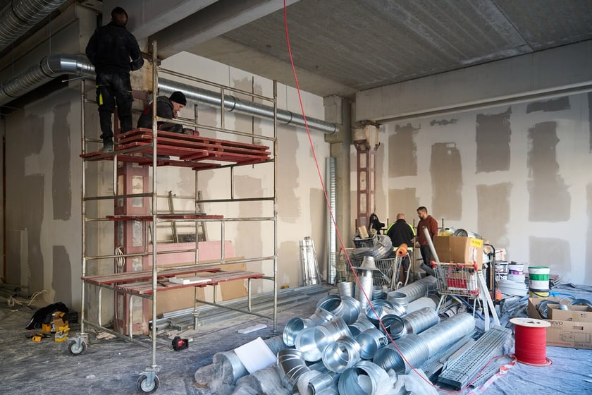Luty 2025 r. Nowe lokale usługowe, hala sportowa, większy parking i instalacja fotowoltaiczna – Centrum Handlowe Astra na Gądowie właśnie kończy kilkuletni remont.