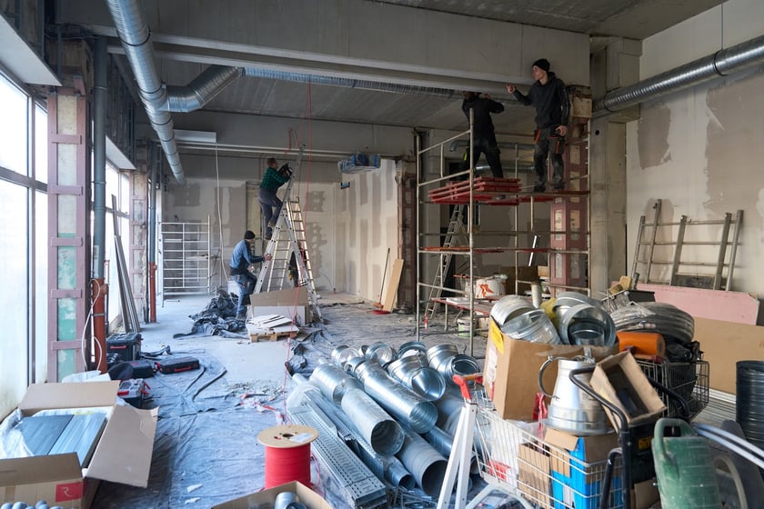 Luty 2025 r. Nowe lokale usługowe, hala sportowa, większy parking i instalacja fotowoltaiczna – Centrum Handlowe Astra na Gądowie właśnie kończy kilkuletni remont.
