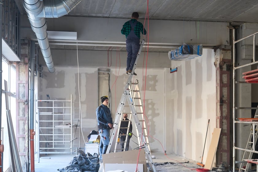Luty 2025 r. Nowe lokale usługowe, hala sportowa, większy parking i instalacja fotowoltaiczna – Centrum Handlowe Astra na Gądowie właśnie kończy kilkuletni remont.