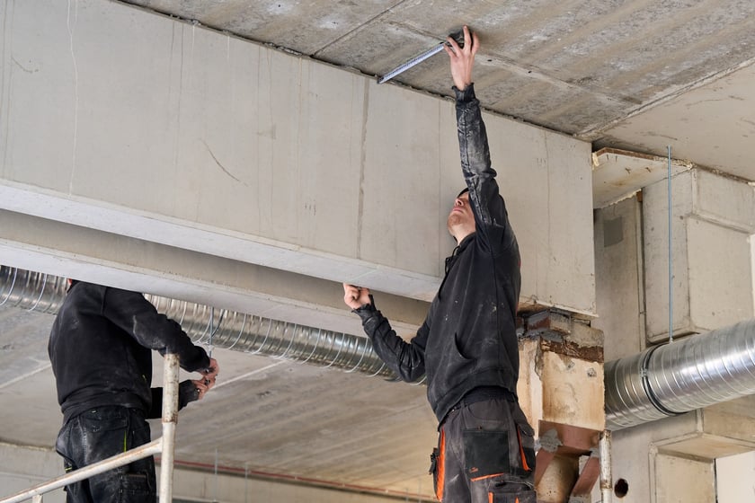 Luty 2025 r. Nowe lokale usługowe, hala sportowa, większy parking i instalacja fotowoltaiczna – Centrum Handlowe Astra na Gądowie właśnie kończy kilkuletni remont.