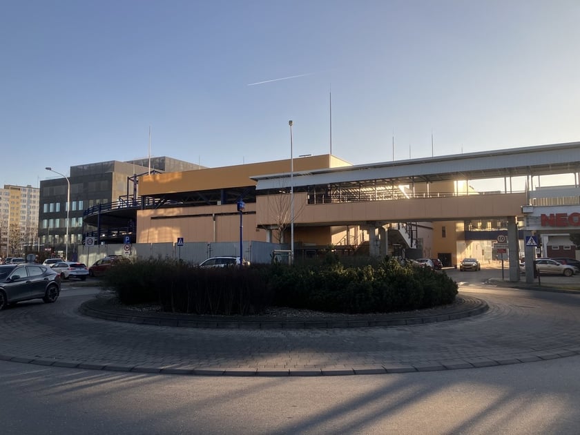 Luty 2025 r. Nowe lokale usługowe, hala sportowa, większy parking i instalacja fotowoltaiczna – Centrum Handlowe Astra na Gądowie właśnie kończy kilkuletni remont.