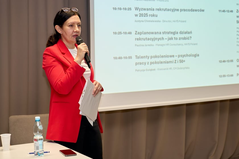 Uczestnicy  konferencji „Mix pokoleń = max wyników. Pokolenie Z i 50+ na rynku pracy”