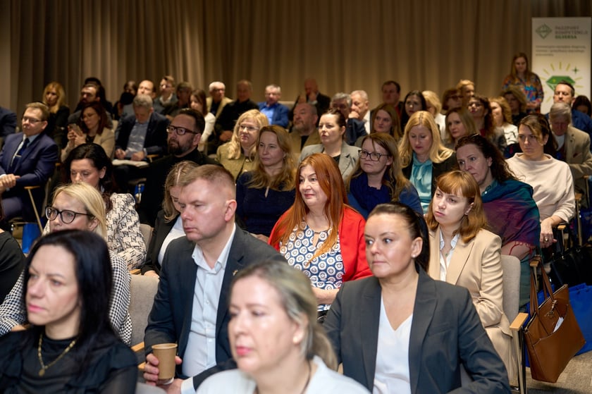 Uczestnicy  konferencji „Mix pokoleń = max wyników. Pokolenie Z i 50+ na rynku pracy”