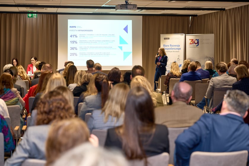 Uczestnicy  konferencji „Mix pokoleń = max wyników. Pokolenie Z i 50+ na rynku pracy”