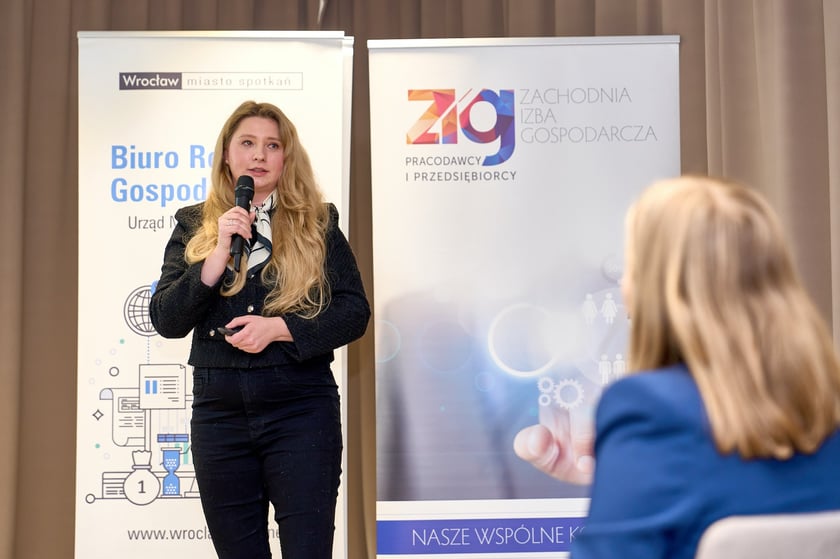 Uczestnicy  konferencji „Mix pokoleń = max wyników. Pokolenie Z i 50+ na rynku pracy”