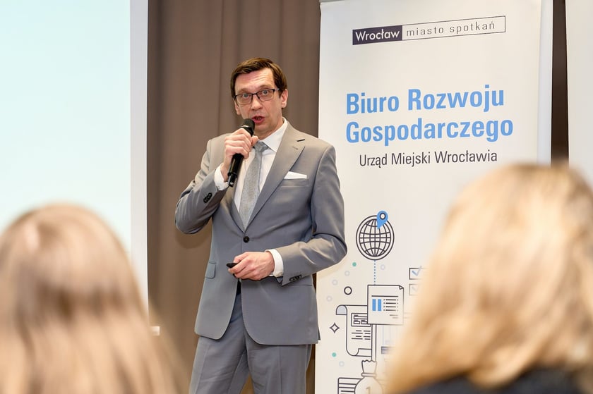 Uczestnicy  konferencji „Mix pokoleń = max wyników. Pokolenie Z i 50+ na rynku pracy”