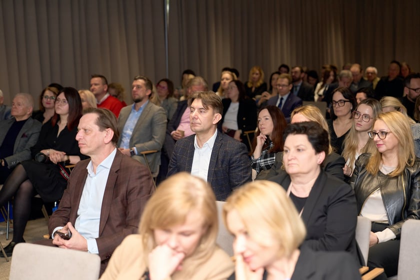 Uczestnicy  konferencji „Mix pokoleń = max wyników. Pokolenie Z i 50+ na rynku pracy”