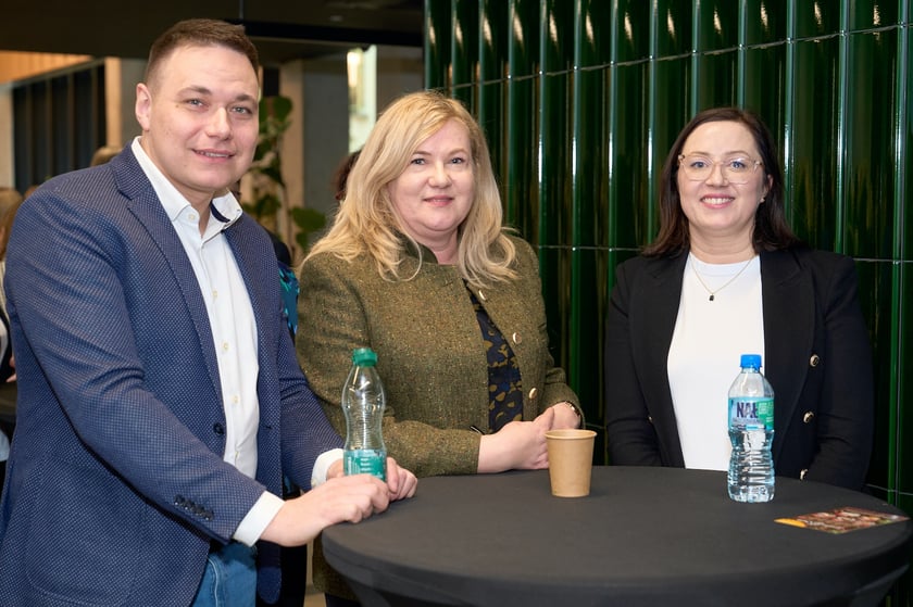 Uczestnicy  konferencji „Mix pokoleń = max wyników. Pokolenie Z i 50+ na rynku pracy”