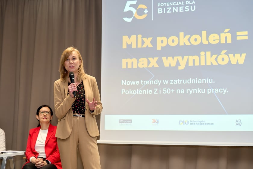 Uczestnicy  konferencji „Mix pokoleń = max wyników. Pokolenie Z i 50+ na rynku pracy”
