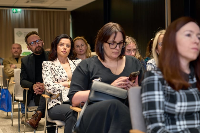 Uczestnicy  konferencji „Mix pokoleń = max wyników. Pokolenie Z i 50+ na rynku pracy”