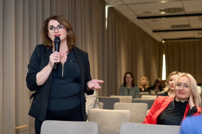 Uczestnicy  konferencji „Mix pokoleń = max wyników. Pokolenie Z i 50+ na rynku pracy”