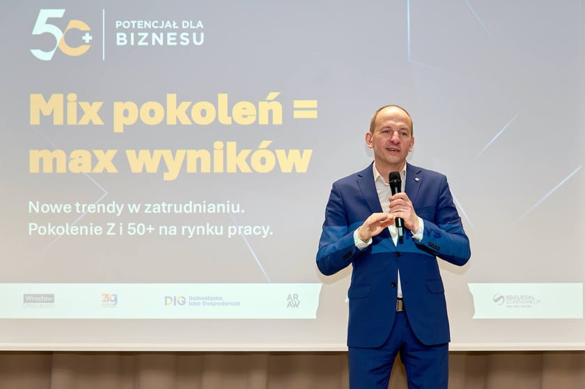 Uczestnicy  konferencji „Mix pokoleń = max wyników. Pokolenie Z i 50+ na rynku pracy”