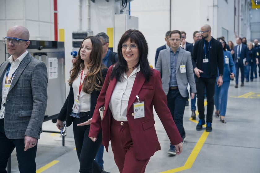 Spółka GE Aerospace ogłosiła w poniedziałek 24 marca oficjalne otwarcie nowoczesnego zakładu obsługi technicznej silników lotniczych XEOS w Środzie Śląskiej koło Wrocławia