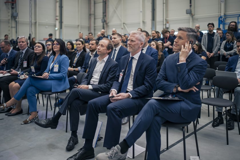 Spółka GE Aerospace ogłosiła w poniedziałek 24 marca oficjalne otwarcie nowoczesnego zakładu obsługi technicznej silników lotniczych XEOS w Środzie Śląskiej koło Wrocławia