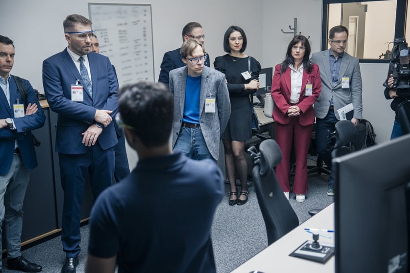 Spółka GE Aerospace ogłosiła w poniedziałek 24 marca oficjalne otwarcie nowoczesnego zakładu obsługi technicznej silników lotniczych XEOS w Środzie Śląskiej koło Wrocławia