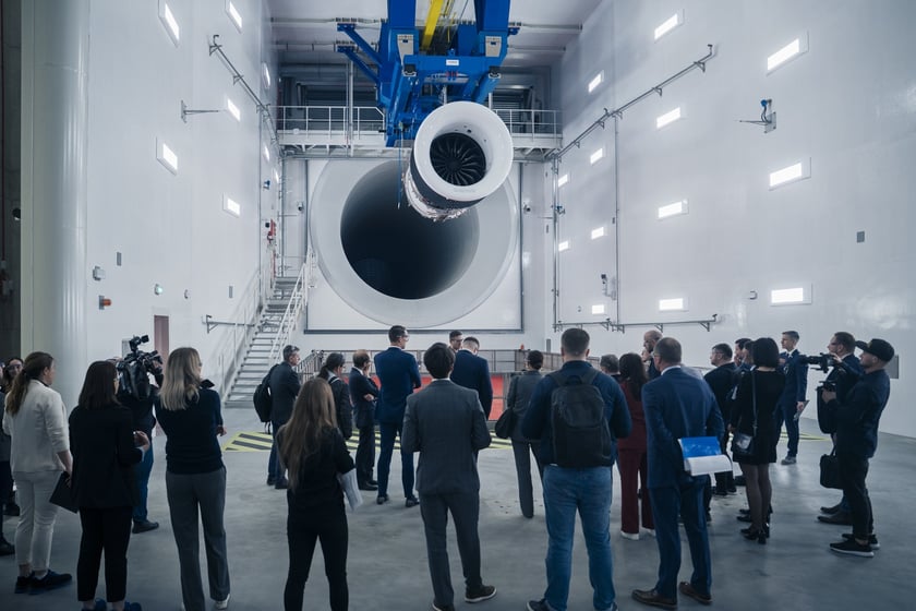 Spółka GE Aerospace ogłosiła w poniedziałek 24 marca oficjalne otwarcie nowoczesnego zakładu obsługi technicznej silników lotniczych XEOS w Środzie Śląskiej koło Wrocławia