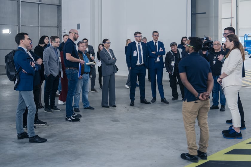 Spółka GE Aerospace ogłosiła w poniedziałek 24 marca oficjalne otwarcie nowoczesnego zakładu obsługi technicznej silników lotniczych XEOS w Środzie Śląskiej koło Wrocławia