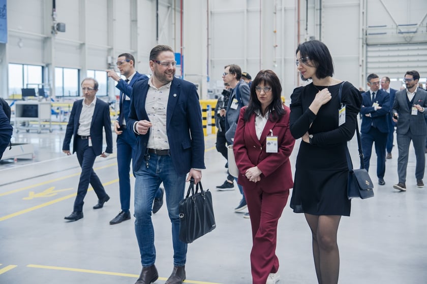 Spółka GE Aerospace ogłosiła w poniedziałek 24 marca oficjalne otwarcie nowoczesnego zakładu obsługi technicznej silników lotniczych XEOS w Środzie Śląskiej koło Wrocławia
