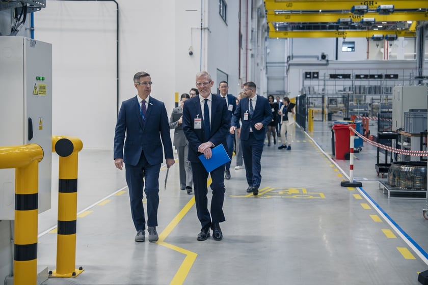 Spółka GE Aerospace ogłosiła w poniedziałek 24 marca oficjalne otwarcie nowoczesnego zakładu obsługi technicznej silników lotniczych XEOS w Środzie Śląskiej koło Wrocławia