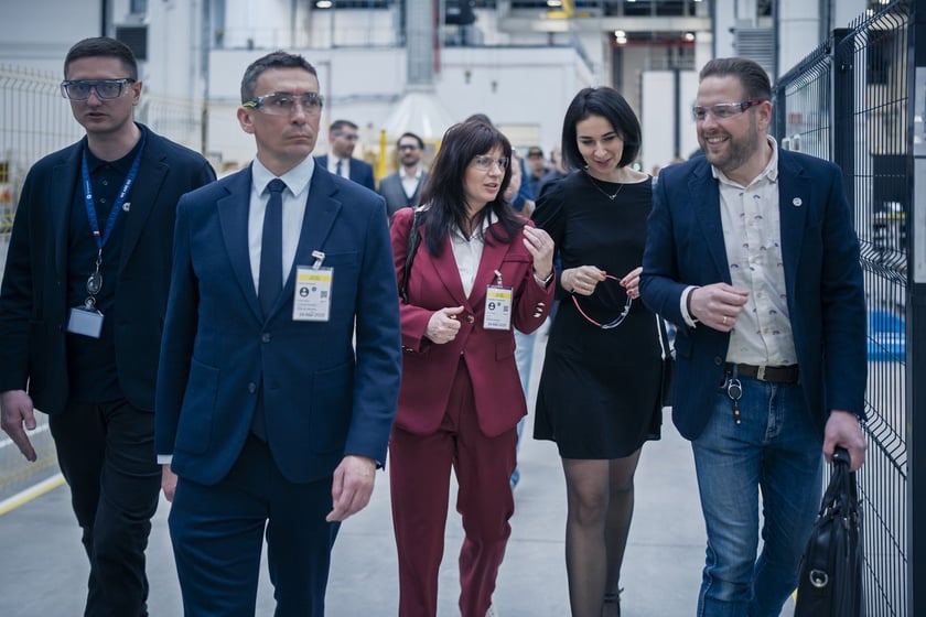 Spółka GE Aerospace ogłosiła w poniedziałek 24 marca oficjalne otwarcie nowoczesnego zakładu obsługi technicznej silników lotniczych XEOS w Środzie Śląskiej koło Wrocławia