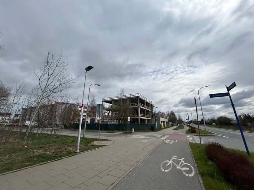 Na Stabłowicach, u zbiegu ulic Wojanowskiej i Arachidowej powstaje lokalne centrum handlowo- usługowe