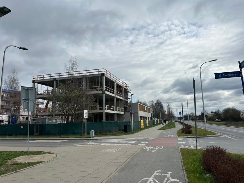 Na Stabłowicach, u zbiegu ulic Wojanowskiej i Arachidowej powstaje lokalne centrum handlowo- usługowe