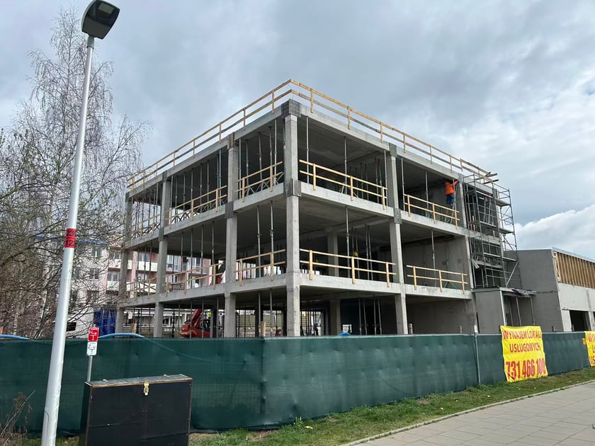 Na Stabłowicach, u zbiegu ulic Wojanowskiej i Arachidowej powstaje lokalne centrum handlowo- usługowe