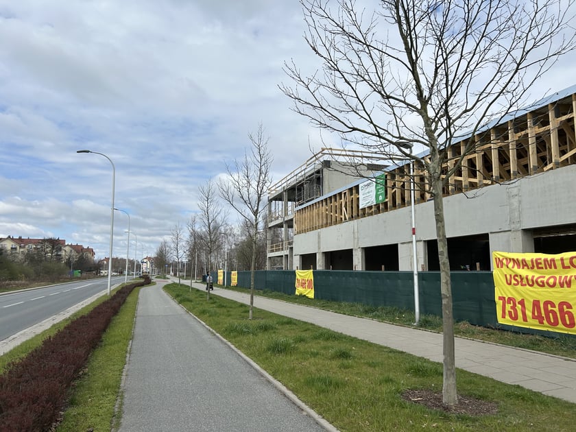 Na Stabłowicach, u zbiegu ulic Wojanowskiej i Arachidowej powstaje lokalne centrum handlowo- usługowe
