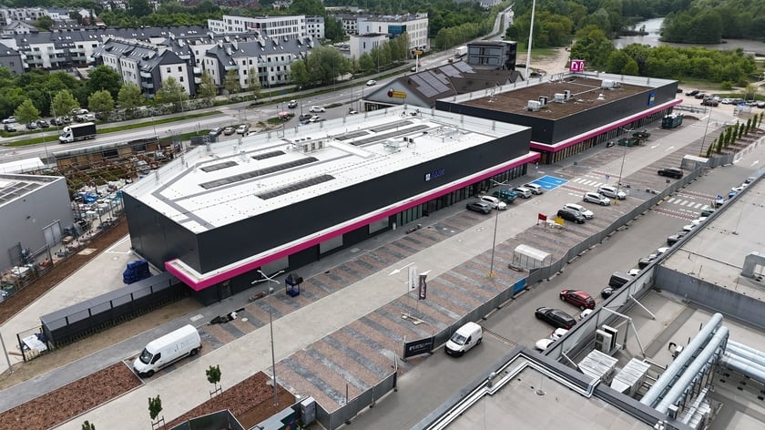 Nowe hale N-Park Maślicka, centrum handlowe po rozbudowie