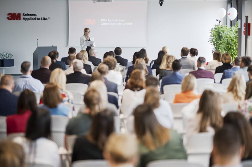 Uczestnicy obchodów 10-lecia 3M Global Service Center  we Wrocławiu.