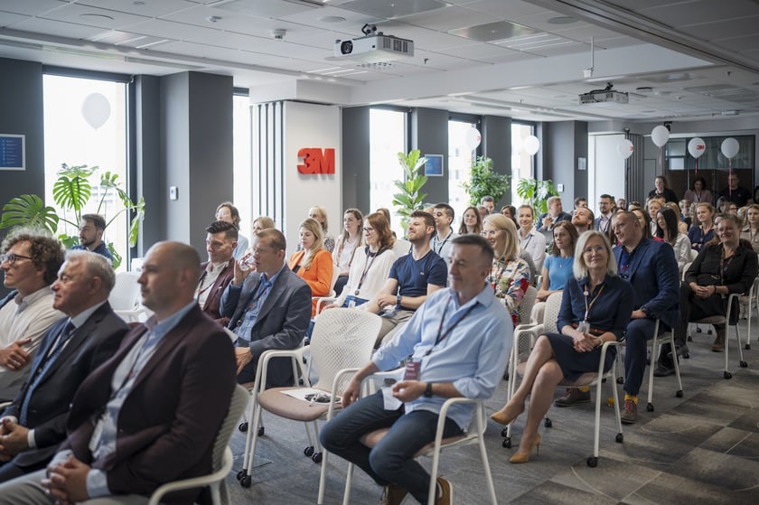 Uczestnicy obchodów 10-lecia 3M Global Service Center  we Wrocławiu.