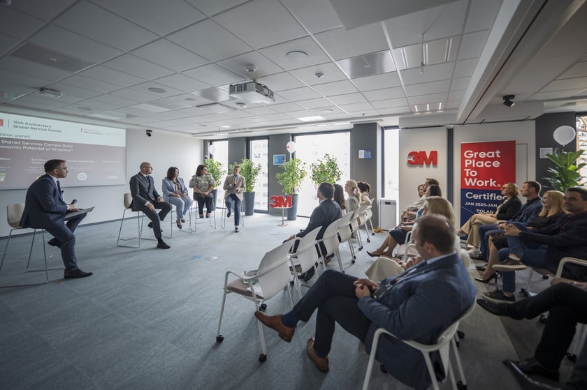 Uczestnicy obchodów 10-lecia 3M Global Service Center  we Wrocławiu.