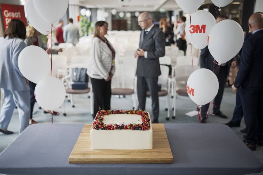 Uczestnicy obchodów 10-lecia 3M Global Service Center  we Wrocławiu.