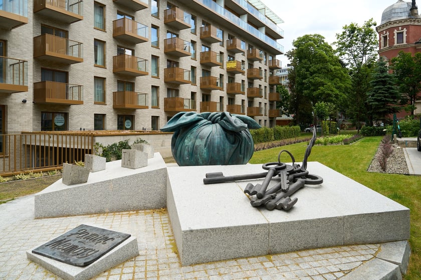 Zagospodarowany przez dewelopera teren z instalacją Pamięć