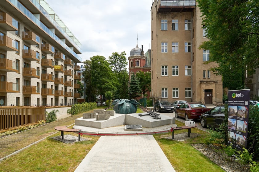 Zagospodarowany przez dewelopera teren z instalacją Pamięć