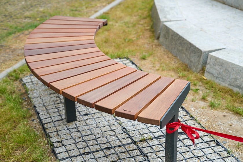 Zagospodarowany przez dewelopera teren z instalacją Pamięć