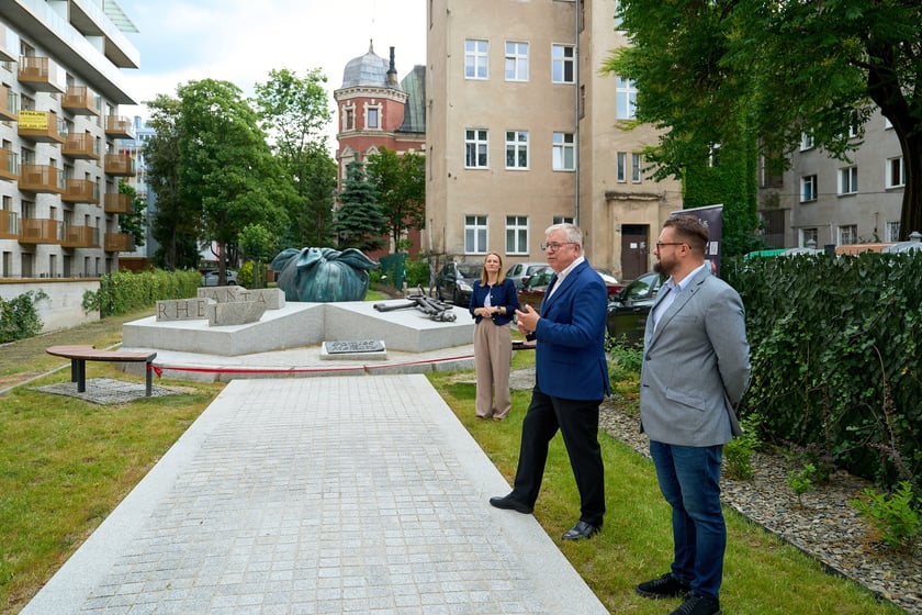 Zagospodarowany przez dewelopera teren z instalacją Pamięć