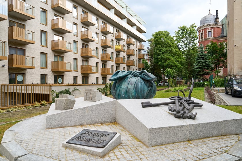 Zagospodarowany przez dewelopera teren z instalacją Pamięć