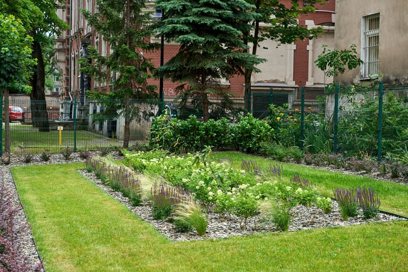 Zagospodarowany przez dewelopera teren z instalacją Pamięć