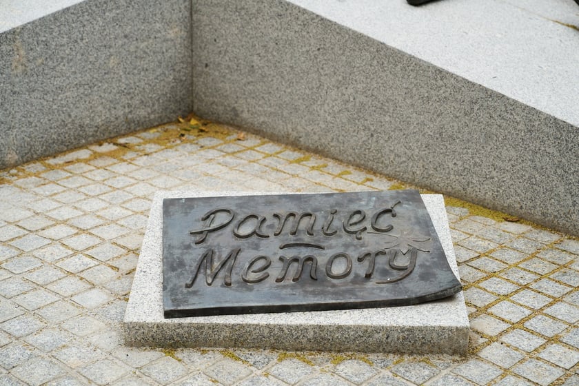 Zagospodarowany przez dewelopera teren z instalacją Pamięć