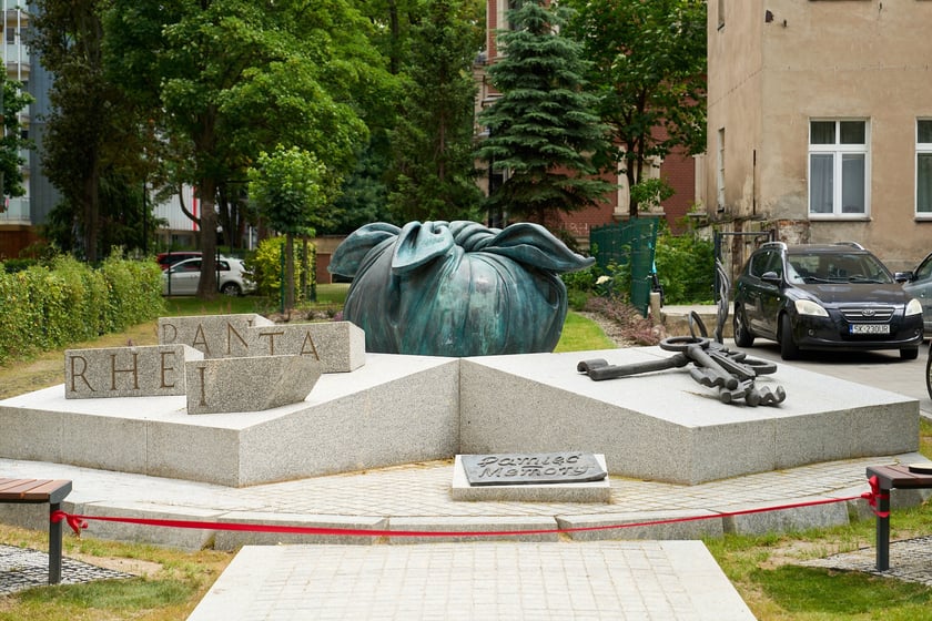 Zagospodarowany przez dewelopera teren z instalacją Pamięć