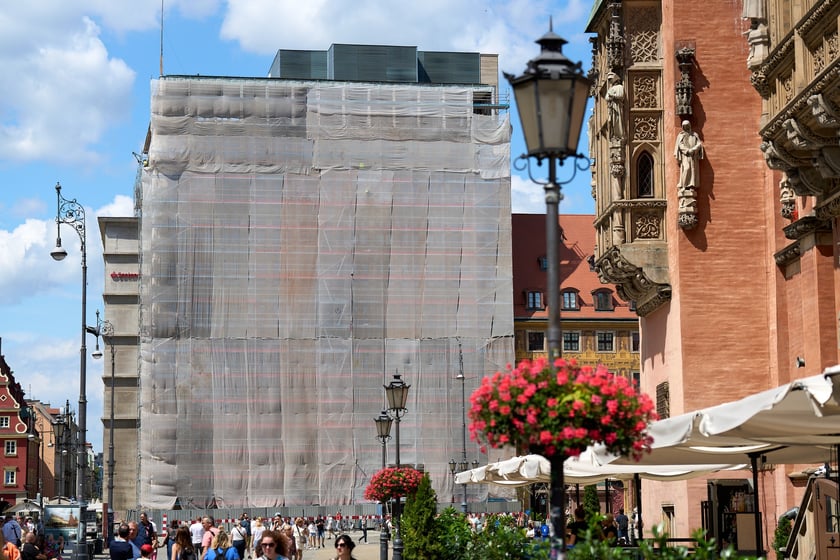 Gmach na rogu Solnego i Rynku w przebudowie na hotel, druga połowa lipca 2025