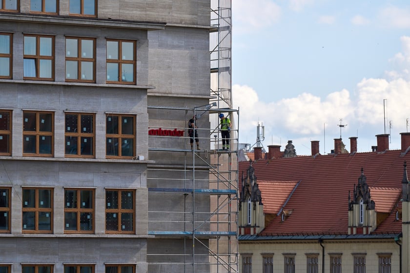 Gmach na rogu Solnego i Rynku w przebudowie na hotel, druga połowa lipca 2025